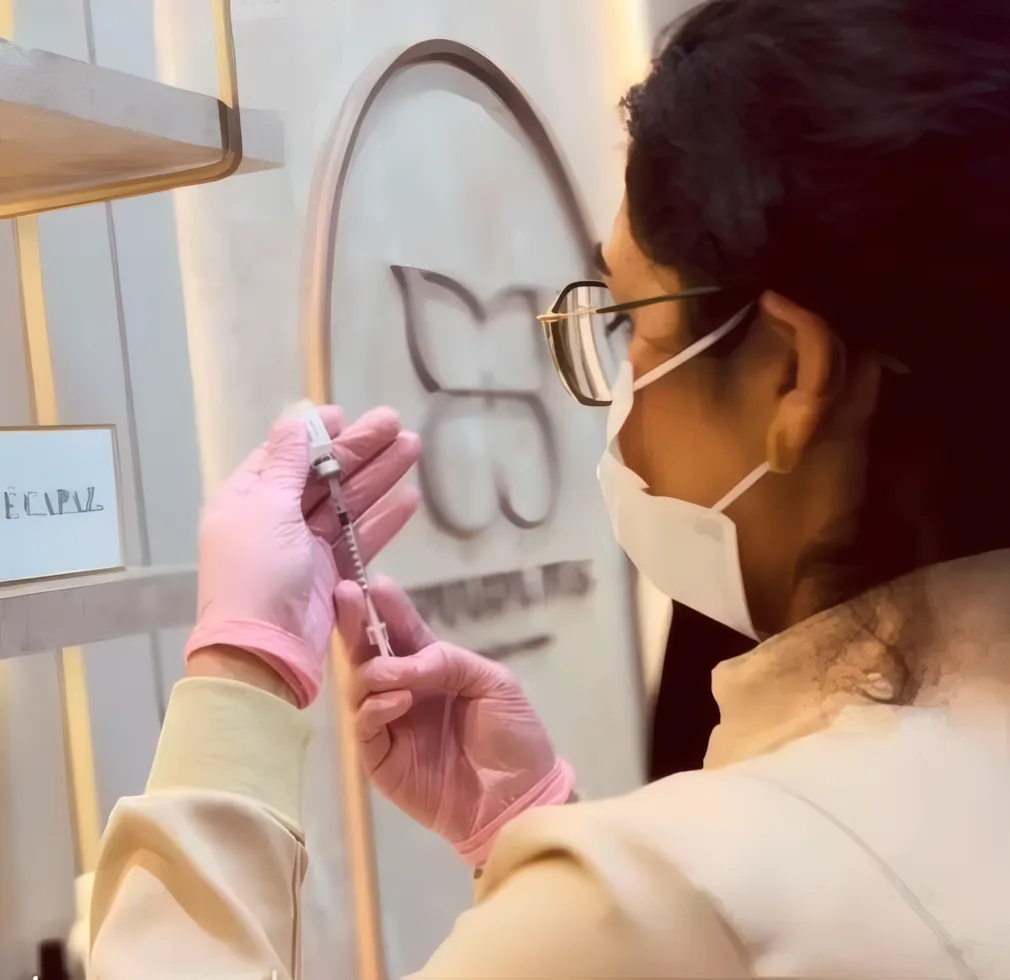 Dra. Gabriela Silveira Nunes aplicando toxina botulínica durante o treinamento